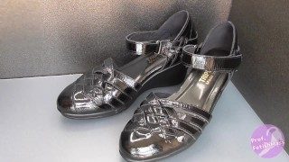 Shoe fetishism 靴フェチ　黒いサンダルにぶっかける